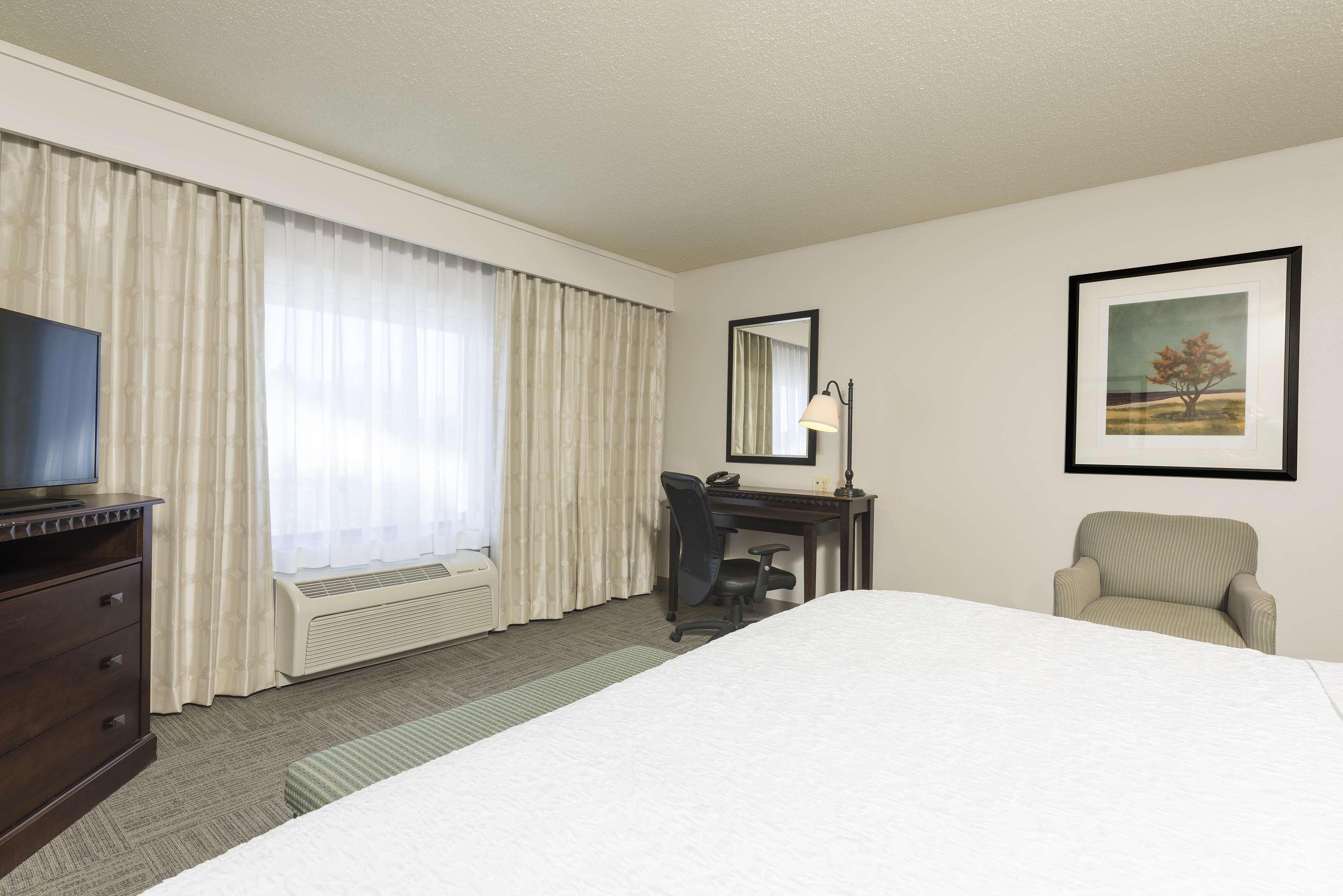Hampton Inn & Suites Hartford-Manchester Exterior photo