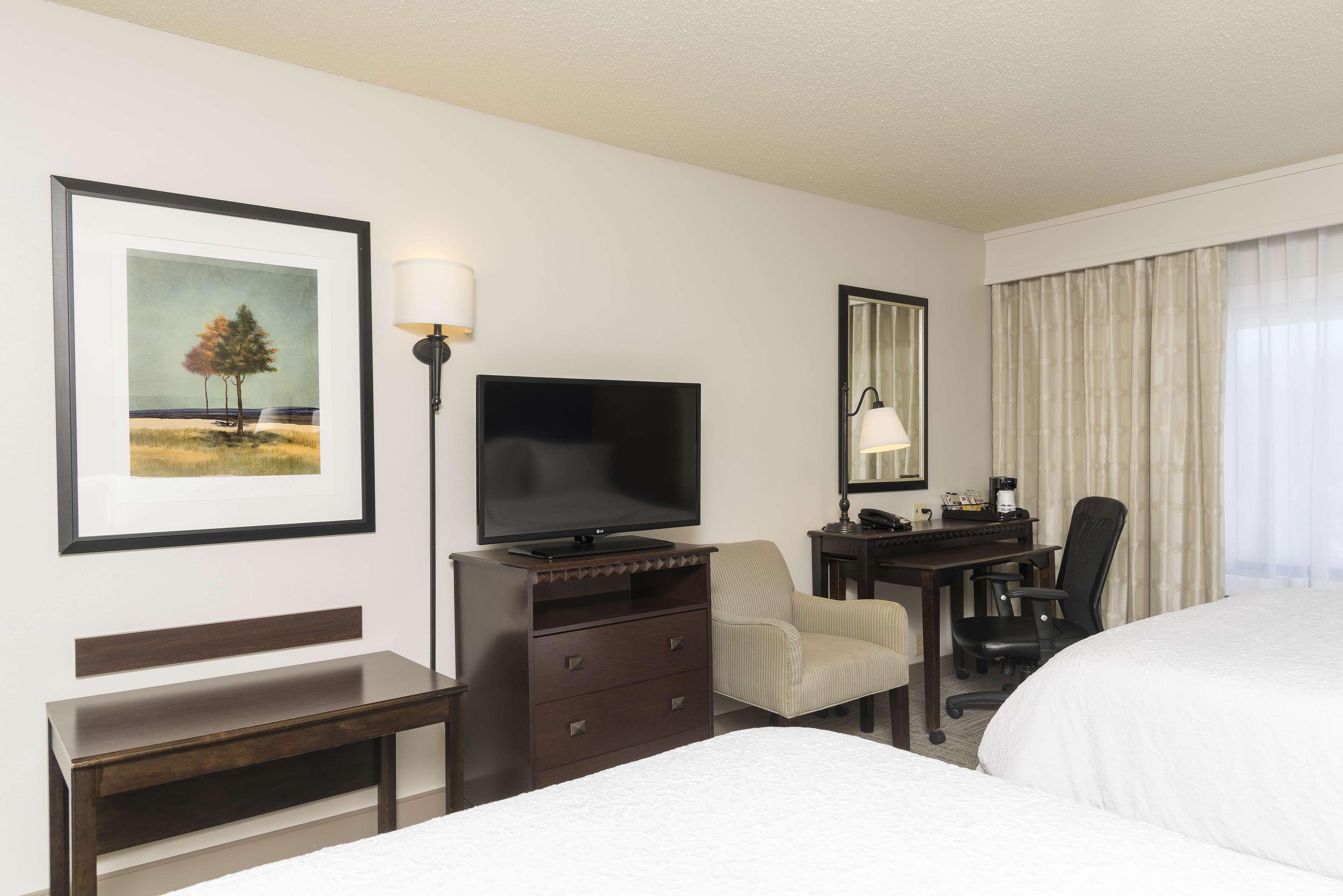Hampton Inn & Suites Hartford-Manchester Exterior photo