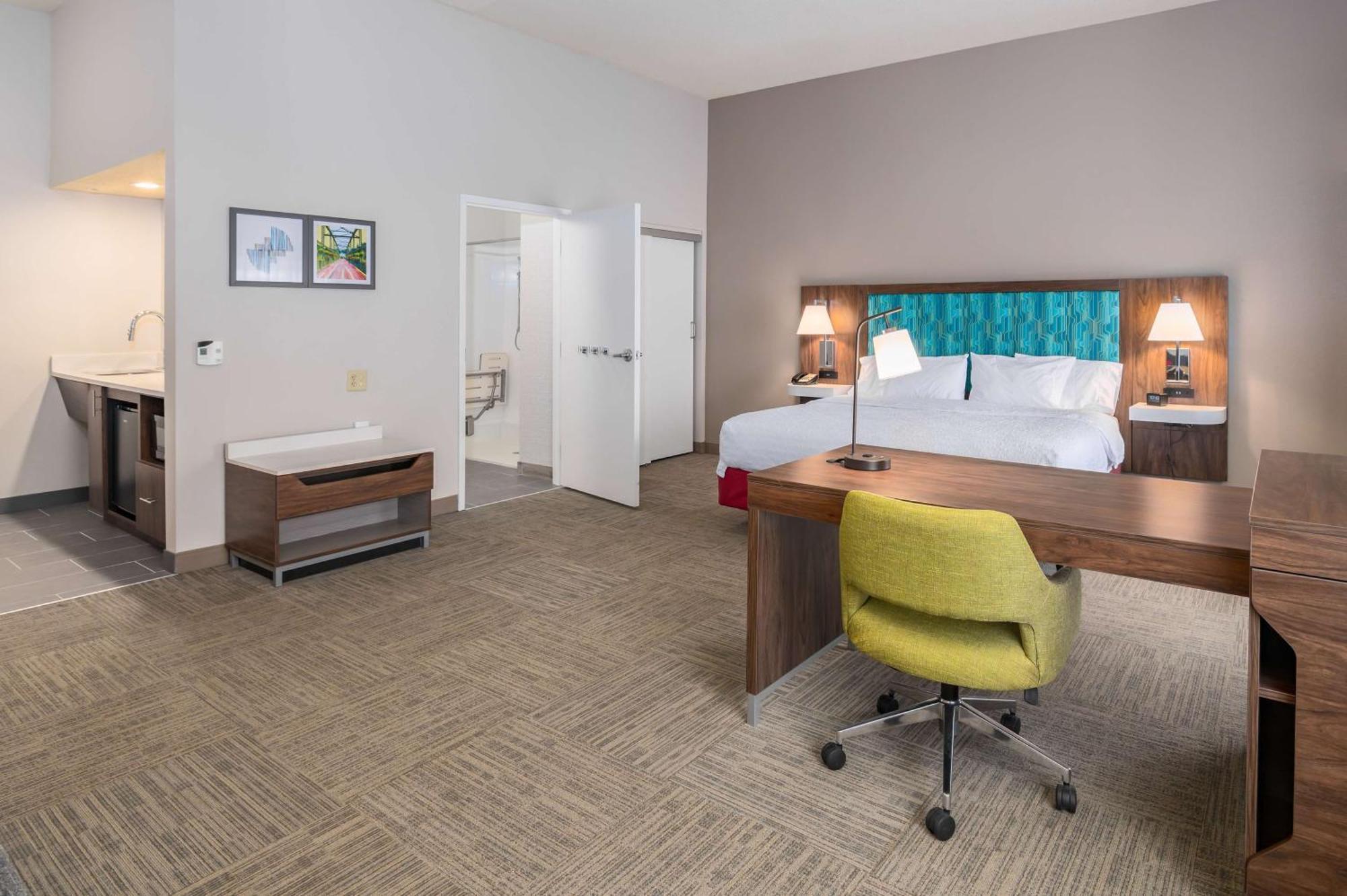 Hampton Inn & Suites Hartford-Manchester Exterior photo